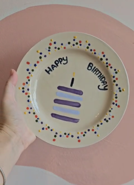 Paint a ceramic plate for your kids 1st birthday